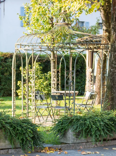 Beautiful empty metal arbor in a garden — Stock Photo, Image