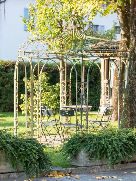 Hermoso cenador de metal vacío en un jardín —  Fotos de Stock