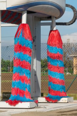 Kırmızı ve mavi araba yıkama fırçası