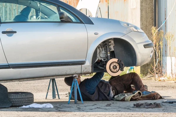 Male mechanic working under car — Stock Photo, Image