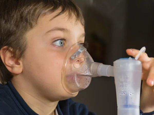 Criança com nebulizador elétrico — Fotografia de Stock