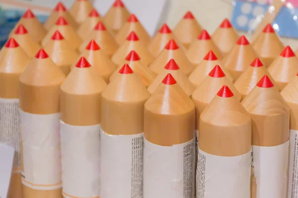 Bündel großer Bleistifte mit rotem Ende — Stockfoto