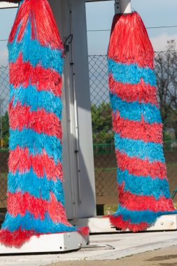 Kırmızı ve mavi araba yıkama fırçası