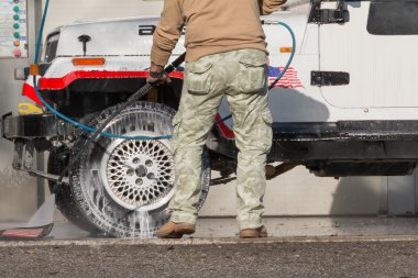 Adam arabasını bir jet su ile yıkama