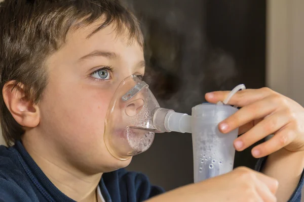 Criança com nebulizador elétrico — Fotografia de Stock