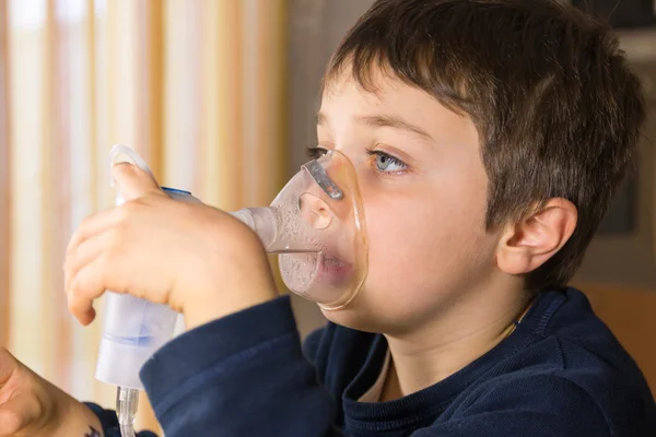 Niño con nebulizador eléctrico — Foto de Stock