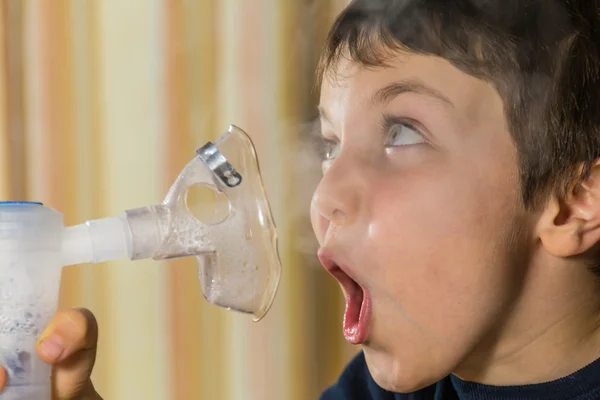 Barn med respiratoriska, inhalationsbehandling — Stockfoto