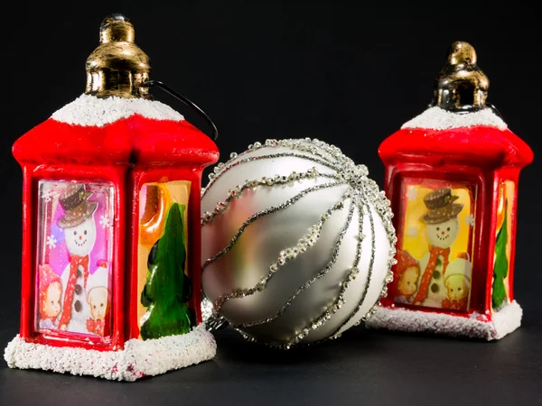 Linternas rojas con muñeco de nieve y decoración de niños y chr brillante — Foto de Stock