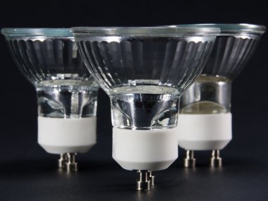 Grup dikey Hayır Gu10 Led ampuller, siyah bir backg karşı lambalar