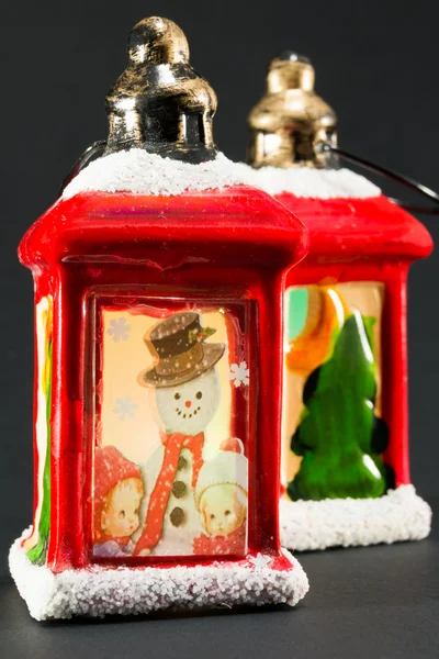 红色圣诞灯笼装饰雪人和儿童 — 图库照片