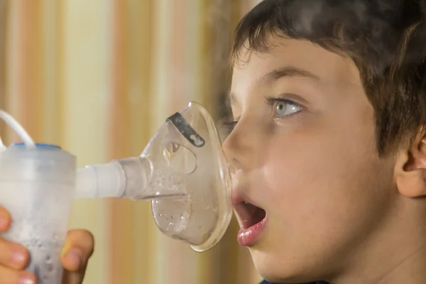 Niño con máscara inhaladora — Foto de Stock