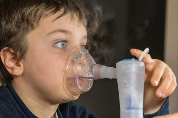 Barn med inhalator mask — Stockfoto