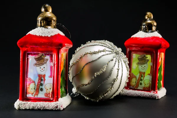 Hóember és a gyermekek dekorációval és világos chr piros lámpák — Stock Fotó