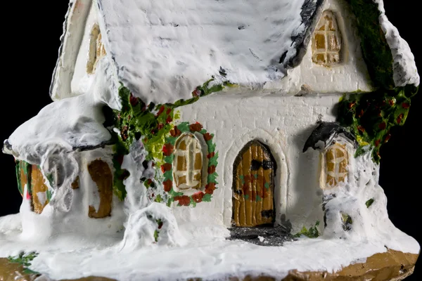 Dekorasi Natal musim dingin dengan mainan kecil rumah keramik — Stok Foto