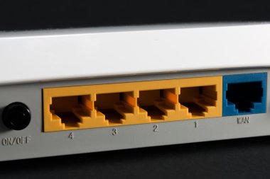 yönlendiricinin arkasındaki Ethernet bağlantı noktası