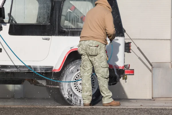 Man washing his car with a jet of water — Stock Photo, Image