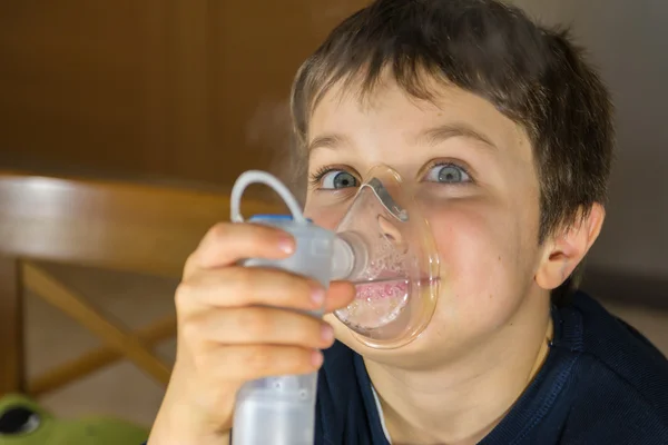 Niño en tratamiento respiratorio, terapia por inhalación —  Fotos de Stock
