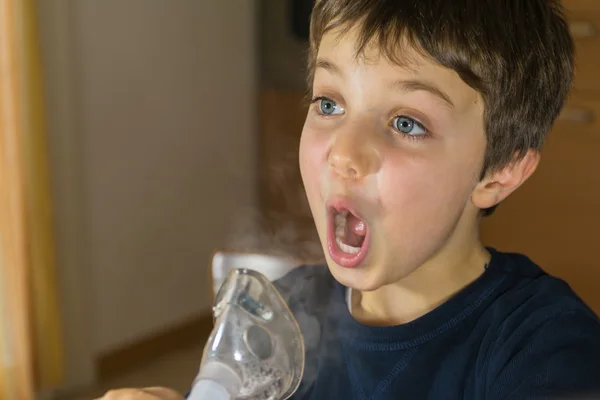 Niño en tratamiento respiratorio, terapia por inhalación — Foto de Stock