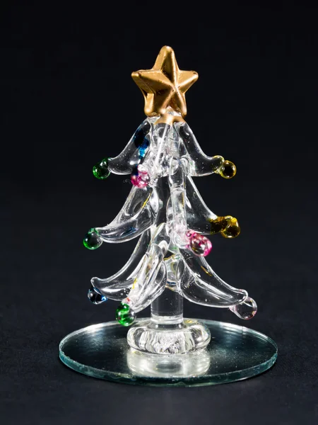 Arbre de Noël en verre sur fond noir — Photo