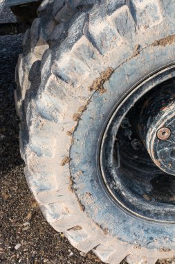 Yakın çekim çamurlu yükleyici Ekskavatör Lastik yolda