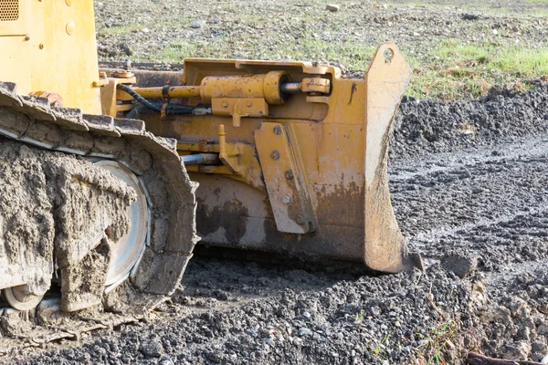 Närbild av spårade loader grävskopa på konstruktion area — Stockfoto