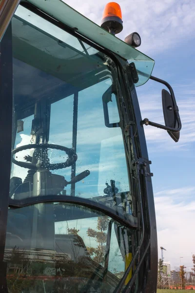 Close-up van loader graafmachine cabine met alarmknipperlichten — Stockfoto