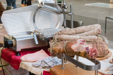 Parma jambon, salam ve jambon dilimleyici Caddesi'nde kaldırımda