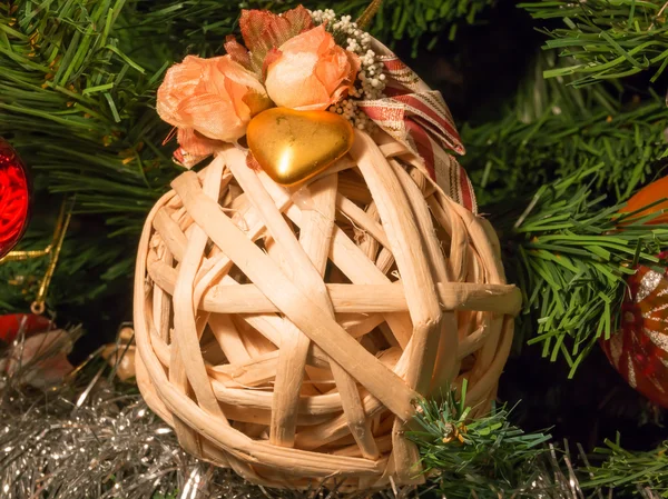 Décoration de boule d'osier avec coeur doré et roses à Noël — Photo