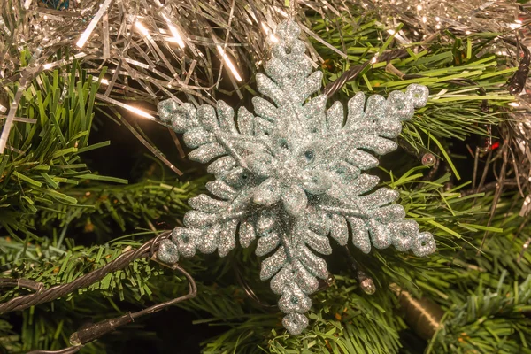 Décoration d'étoile en argent brillant six points sur l'arbre de Noël — Photo