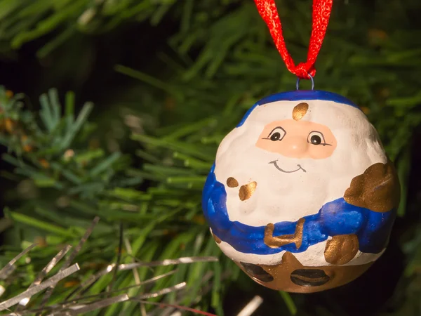 Mavi Noel Baba Noel ağacı üzerinde topu dekorasyon şeklinde — Stok fotoğraf