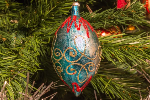 Vintage mavi ve altın top dekorasyon Noel ağacı üzerinde — Stok fotoğraf
