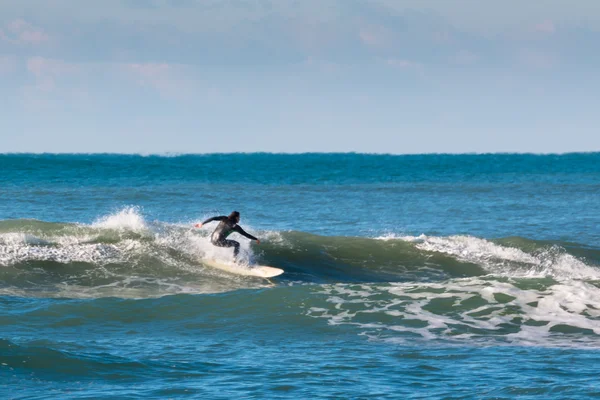 Surfer schwarzer Neoprenanzug auf der Welle — Stockfoto