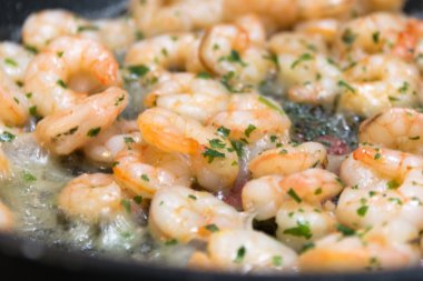 Bir tava üzerinde taze otlar ile kızarmış karides closeup