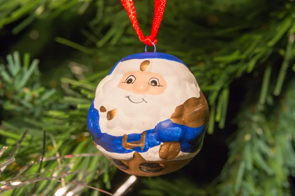 青いサンタ クロース形ボール クリスマス ツリー装飾 — ストック写真