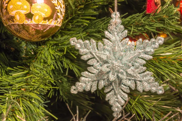 Décoration d'étoile en argent brillant six points sur l'arbre de Noël — Photo