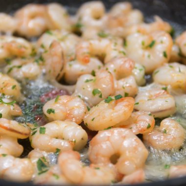 Bir tava üzerinde taze otlar ile kızarmış karides closeup