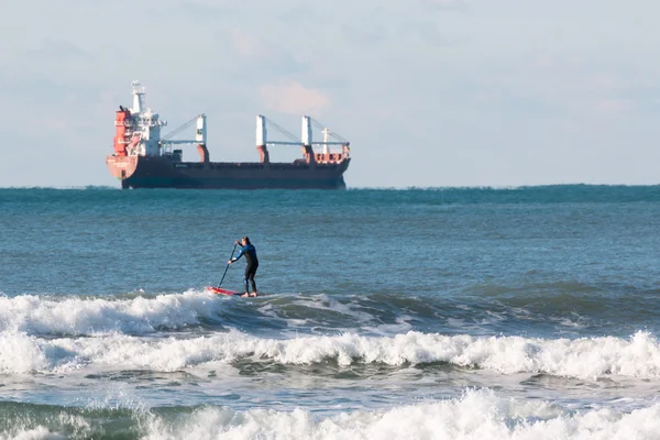 Stanąć w pokładzie wiosła, surfer człowiek paddleboarding — Zdjęcie stockowe