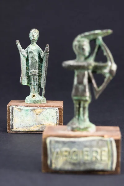 Archer bronze statuette and chieftain praying with cloak and sti — Stock Photo, Image