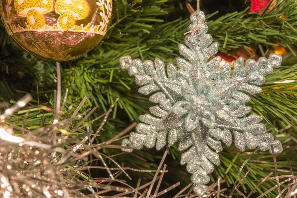 Décoration d'étoile en argent brillant six points sur l'arbre de Noël — Photo