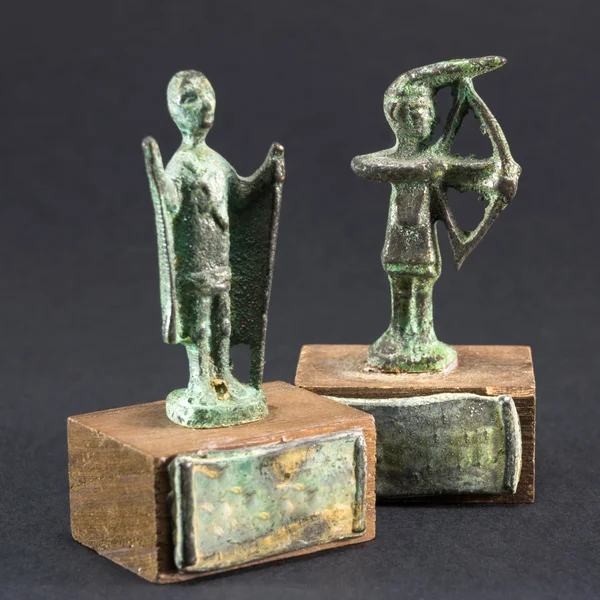 Archer bronze statuette and chieftain praying with cloak and sti — Stock Photo, Image