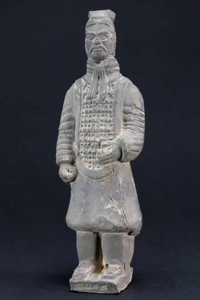 Graue orientalische Männerstatuette auf schwarzem Hintergrund — Stockfoto