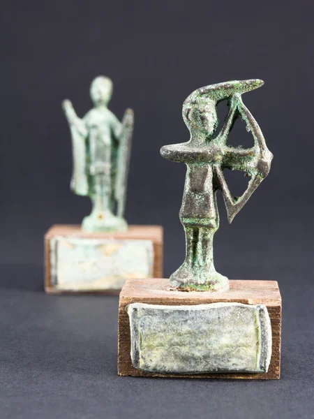 Archer brons statyett och hövding be med kappa och sti — Stockfoto