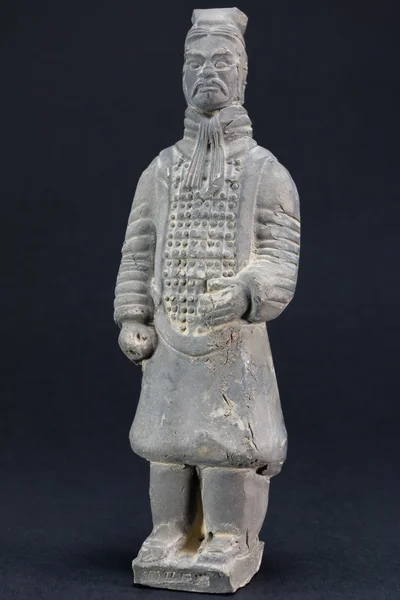 Graue orientalische Männerstatuette auf schwarzem Hintergrund — Stockfoto