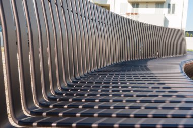 Kamu bahçeleri boş siyah metal tezgah