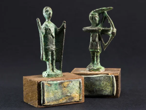 Archer bronze statuette and chieftain praying with cloak and sti — Stock Photo, Image