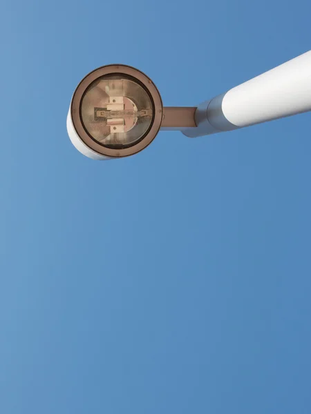 Moderne Straßenlaterne mit blauem Himmel im Hintergrund — Stockfoto