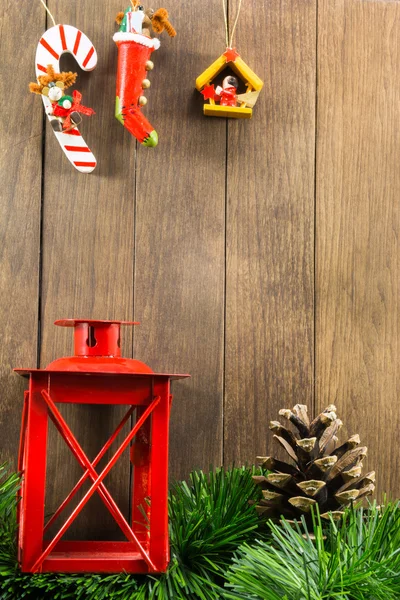 Noel dekorasyon kırmızı mum ve kahverengi çam kozalağı ile — Stok fotoğraf