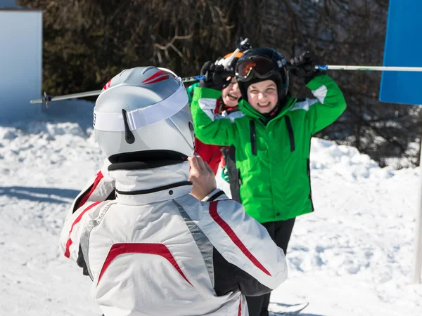 Tomar fotos de niños durante las vacaciones en las montañas de los Alpes — Foto de Stock