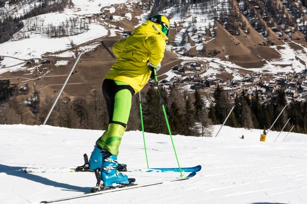 Sciatori vestiti di giallo con casco in attesa di sciare — Foto Stock