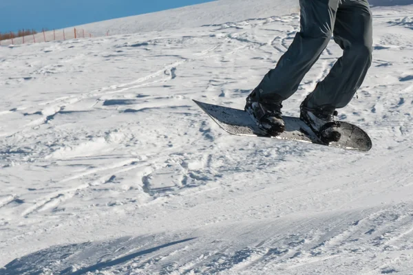 Крупним планом стрибок сноубордиста вільного стилю — стокове фото
